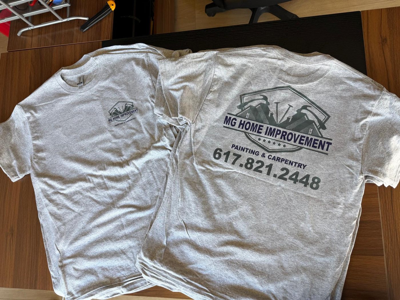 Camisetas de uniforme com logo na frente e nas costas
